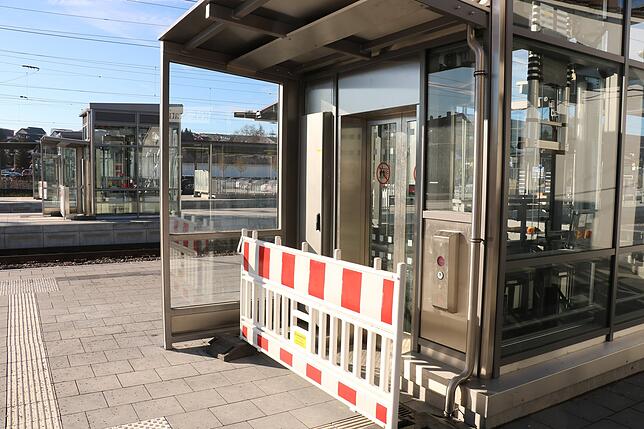 Die drei neuen Bahnsteig-Aufzüge sind installiert, aber noch gesperrt. Die sicherheitstechnische Abnahme steht noch aus.