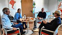 Gesprächsrunde in der Sigmaringer Krebsberatungsstelle mit (von links) Projektleiter Oliver Baier von den Universitätskliniken Mainz, ...