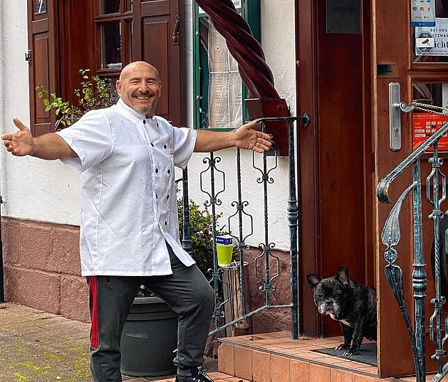 Infantone vor seiner Schramberger Pizzeria „Zum Spunden“. Am Samstag wird er seinen Auftritt hier ,gemeinsam mit seinen ...
