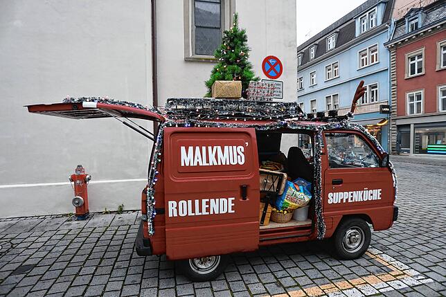 Ein echter Hingucker: Die rollende Suppenküche von Claudia und Gregor Malkmus sorgt bei der weihnachtlichen Tour durch Konstanz allein ...