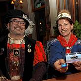 Alkohol in Maßen (und nicht in Massen) ist an Fasnacht gestattet, sind sich Fasnachtsausrufer Thorsten Hipp und Claudia Büchler, ...