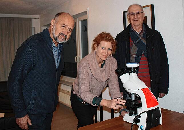Wolfgang Kammerlander (links) und Manfred Peter lassen sich erklären, wie Nadine Hetzel mit dem bildgebenden Mikroskop arbeitet. Fotos ...