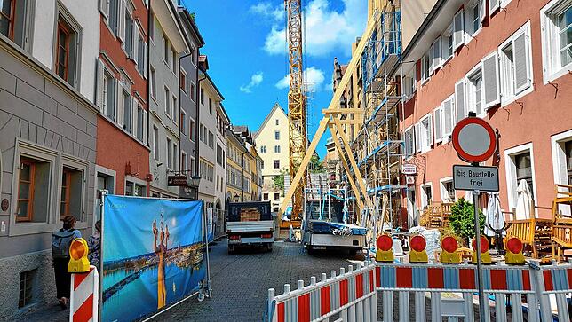 Die Zollernstraße wird dominiert von Zäunen, Absperrungen und Baufahrzeugen. Die Idylle dieser charmanten Straße ist erstmal vorbei, ...