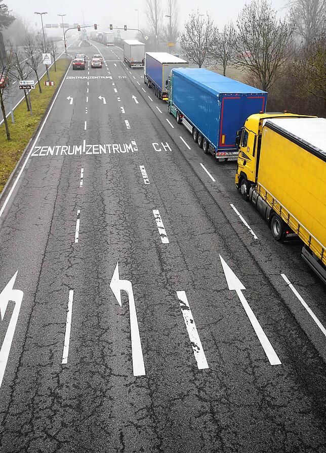 Die Stadt Konstanz ist jetzt Baulastträgerin der B33 auf ihrer Gemarkung, dazu gehören unter anderem 11,6 Kilometer Bundesstraße, 28 ...