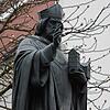 Bischof Radolt (hier als Statue am Marktplatz) gründete 826 die Cella Ratoldi – 2026 wird daher Radolfzells 1200-jähriges Jubiläum gefeiert.