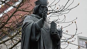 Bischof Radolt (hier als Statue am Marktplatz) gründete 826 die Cella Ratoldi – 2026 wird daher Radolfzells 1200-jähriges Jubiläum gefeiert.