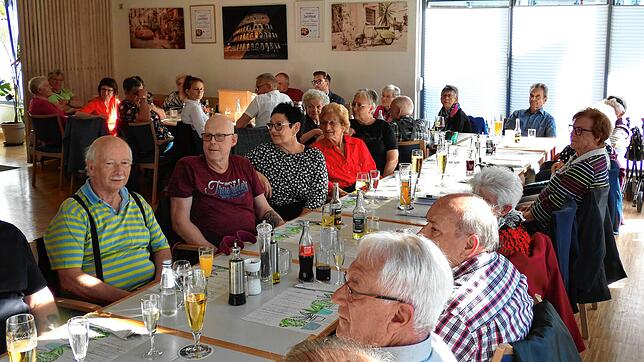 Viele Gäste bei der Jubiläumsfeier 75 Jahre VdK-Ortsverband Jestetten in Restaurant Winkel.