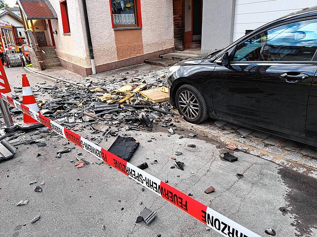 Herabfallende Dachziegel haben ein Auto beim Einsatz komplett zerstört.