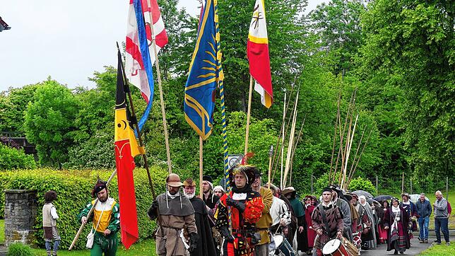 Der Seehaufen marschiert mit Hauptmann Tobias Raeder (links) nach dem Gottesdienst von der Kirche zum Kelhof. Foto: Christiane Keutner