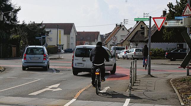 Aus Sicht des Allgemeinen Deutschen Fahrrad-Clubs (ADFC) ein klassischer Konflikt beim Markdorfer Bahnübergang: Ein Autofahrer will von ...