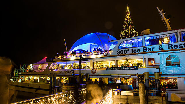 Das Weihnachtsschiff im Konstanzer Hafen: Stand heute soll es aufgrund Bedenken beim Brandschutz verschwinden.