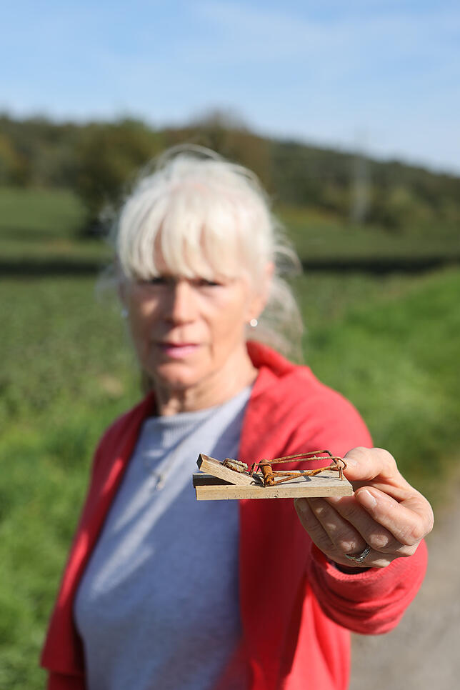 Maria Schellhammer zeigt eine Mausefalle.