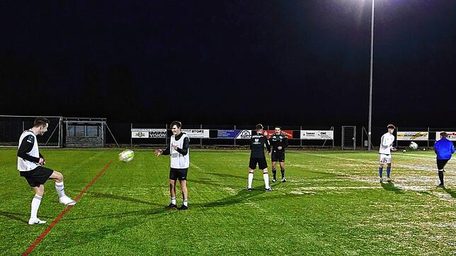 Auf dem Kunstrasenplatz in Peterzell nahmen die Fußballer der Spielgemeinschaft aus Mönchweiler und Peterzell ihr Training wieder auf. ...
