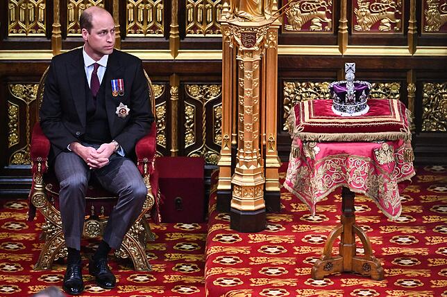 Ein Bild mit Symbolkraft: Prinz William sitzt neben der Imperial State Crown.