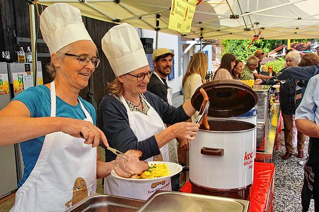 Angelika Graf und Angela Deppe hatten gut zu tun: Vor dem Stand mit Kartoffelsalat, Schinken und Wienerle wartete stets eine ...