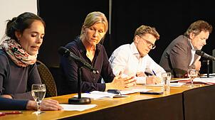 Sie stehen an diesem Abend dem Publikum mit ihrer Expertise zur Verfügung (von links): Anja Barthel, Sprecherin des Flüchtlingsrats ...