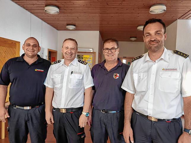 Die Feuerwehr-Experten im Daisendorfer Rathaus, von links: Oliver Fiedler (stellvertretender Kommandant), Peter Schörkhuber (ehemaliger ...