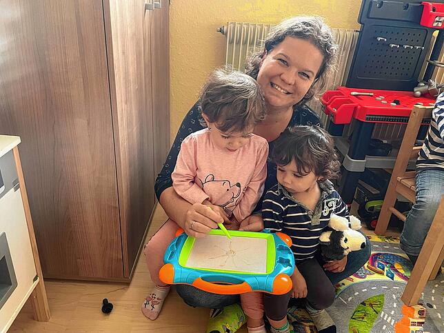 Nadine Klopcke mit ihren Tageskindern Cecilia (links) und Victoria. Malen und Kuscheln stehen derzeit hoch im Kurs.
