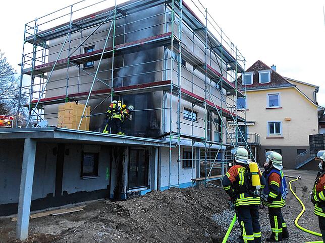 Beim Brand einer Hauswand bei einem Rohbau wurde die Abteilung Bietingen unterstützt.