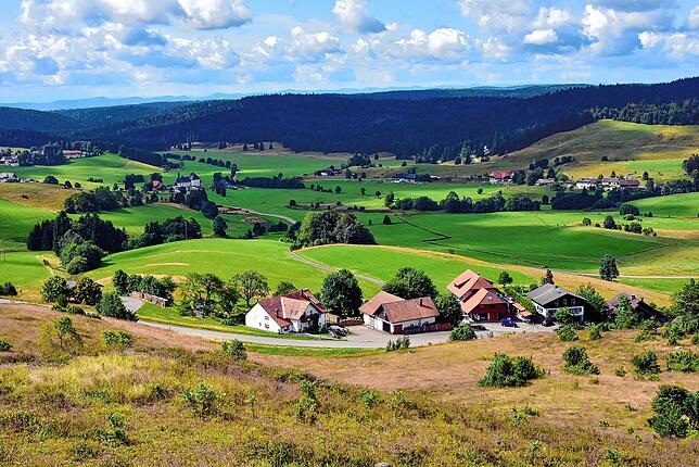 Blick nach Oberibach vom der Anhöhe des Friedenskreuzes.