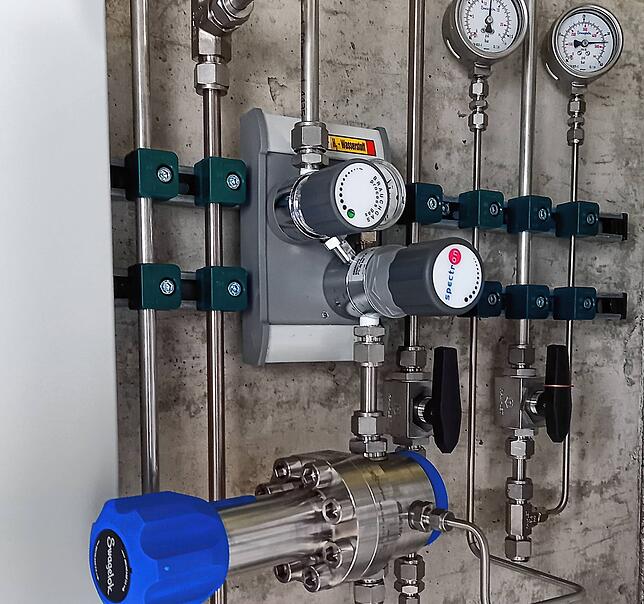 Blick auf die Druckregelungsanlage. Die Brennstoffzellen arbeiten mit 600 Millibar Druck, die Elektrolyseure erzeugen Wasserstoff und ...