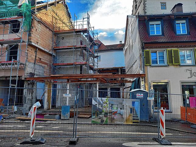 Allzu viel scheint sich in den vergangenen Monaten auf der Baustelle nicht getan zu haben. Noch immer klafft ein Loch, wo früher das ...