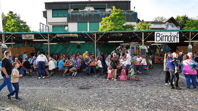 Bild 1: Strahlendes Altweiberwetter beim Albbrucker Dorffest: Tolle Stimmung und buntes Programm