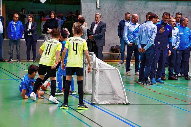 Die Kinder spielen, die Erwachsenen quatschen.