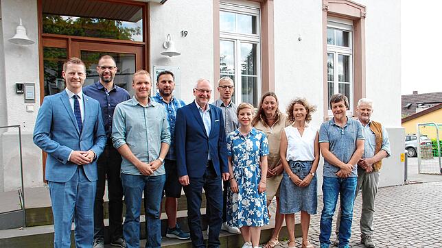 Der neue Ortschaftsrat Güttingen: (von links) Oberbürgermeister Simon Gröger, Patrick Kohler, Moritz Bohl, Boris Knam, Friedhelm ...