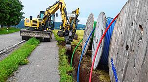 Der Breitbandausbau ist der größte Posten bei den Investitionen der Gemeinde. Ein Tiefbauunternehmen gräbt im Sommer 2024 einen Graben ...