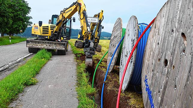 Der Breitbandausbau ist der größte Posten bei den Investitionen der Gemeinde. Ein Tiefbauunternehmen gräbt im Sommer 2024 einen Graben ...
