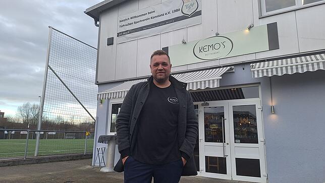 Kenad Smajovic steht vor seinem Restaurant Kemo‘s neben dem Sportplatz des Türkischen SV Konstanz beim SÜDKURIER-Medienhaus in der ...