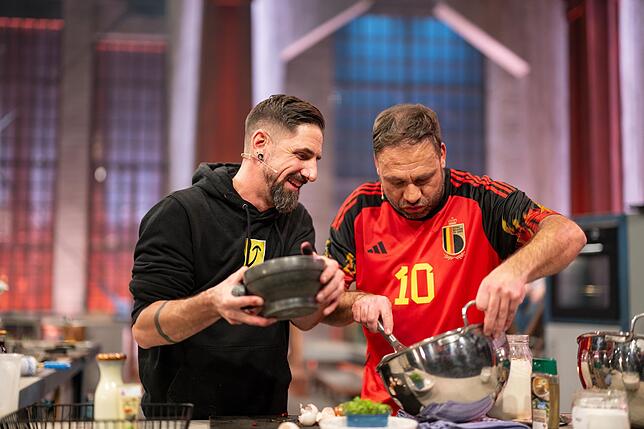 Gunnar Fichter (links) und Claus Scholz haben bei der Zubereitung des Desserts viel Spaß. Ob es der Jury schmecken wird?