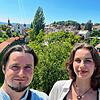 SÜDKURIER-Redakteur Rasmus Peters und Praktikantin Carlotta Tiggeler auf dem Rosenobelturm. Im Hintergrund verläuft die alte Stadtmauer.