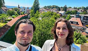SÜDKURIER-Redakteur Rasmus Peters und Praktikantin Carlotta Tiggeler auf dem Rosenobelturm. Im Hintergrund verläuft die alte Stadtmauer.