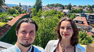 SÜDKURIER-Redakteur Rasmus Peters und Praktikantin Carlotta Tiggeler auf dem Rosenobelturm. Im Hintergrund verläuft die alte Stadtmauer.