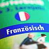 Der Schriftzug "Französisch" ist auf einem Wörterbuch zu sehen. (Symbolbild)