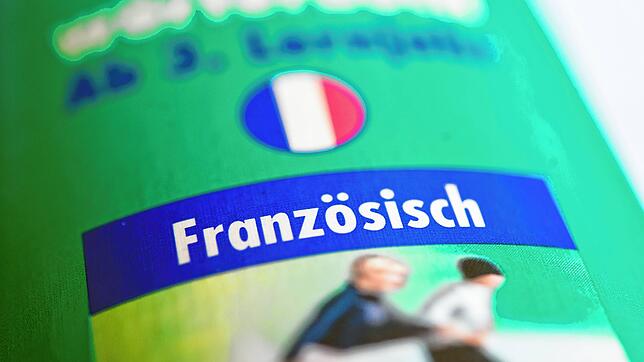 Der Schriftzug "Französisch" ist auf einem Wörterbuch zu sehen. (Symbolbild)