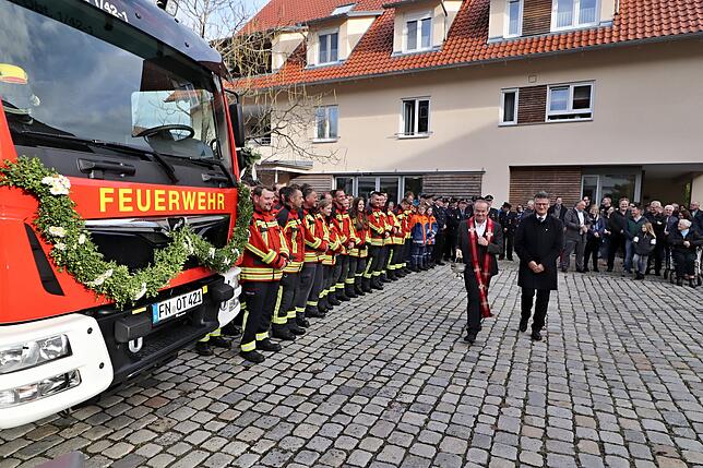 Die Pfarrer Reinhard Hengst (links) und Volker Kühn segnen das neue Fahrzeug und die Manschaft.