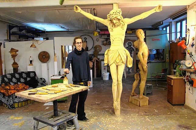 Der Holzbildhauer Lukas Schmid (30 Jahre) arbeitet in seiner Werkstatt in Eggingen an einer übergroßen Christusfigur für die St. ...