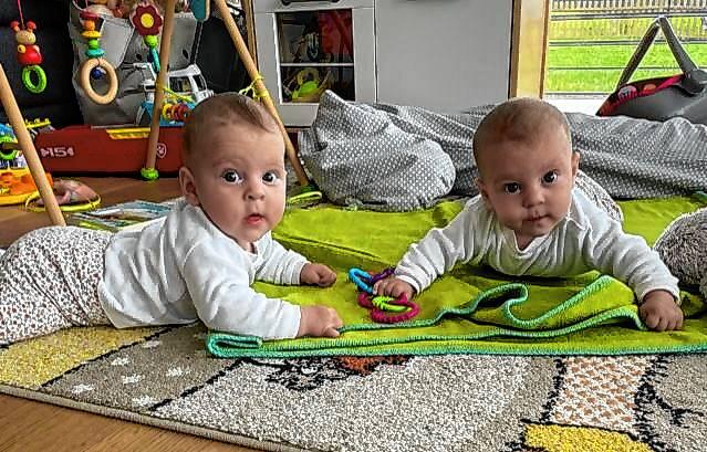 Lisa und Thea auf dem Spielteppich