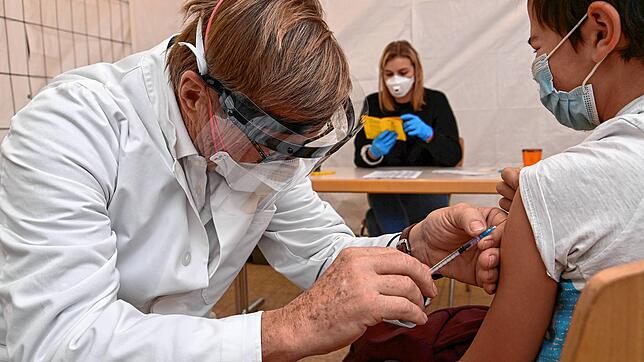 Roland Ballier, Mediziner aus Konstanz, impft einen jungen Patienten bei der von Guido Eichenlaub organisierten Impfaktion im ...