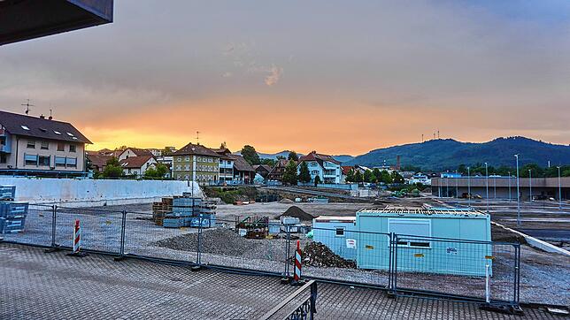 Vorbereitet: An der weißen Stützmauer links wird das kommunale Ärztehaus und ein Zwillingsgebäude mit Geschäfts- und Wohnräumen ...