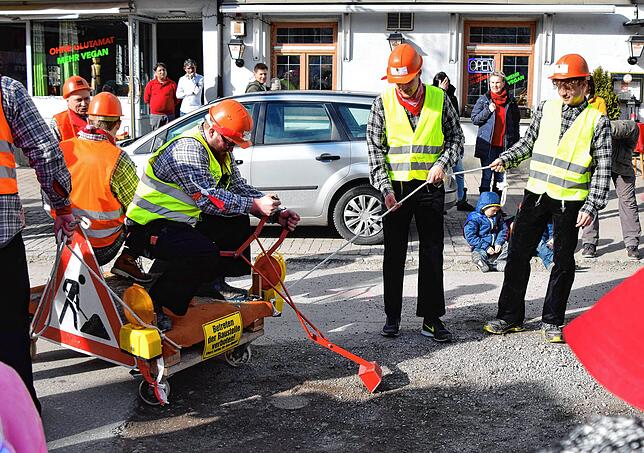 Eine mobile Baustelle samt Mini-Bagger trifft auf die echte Baustelle in der Hauptstraße (B34)