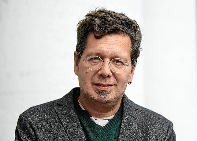 Der echte Franzobel. Das Foto diente der KI als Vorlage für die verschiedenen Porträts im Stil unterschiedlicher Maler.