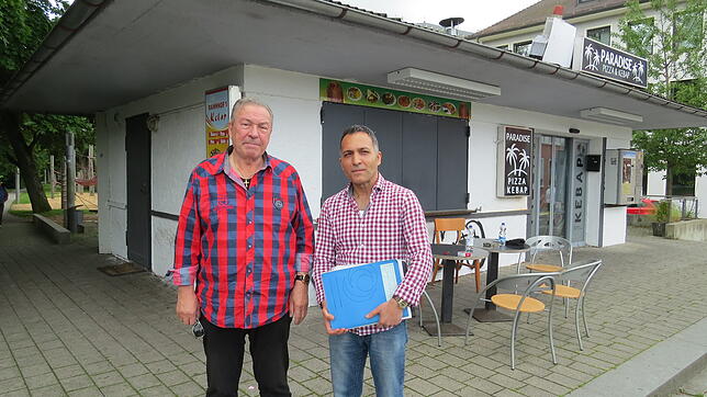 Wollen jetzt gegen die Stadtverwaltung vorgehen: Jurist Rudi Erdel und der Besitzer des Brigachimbisses, Zeynal Agir.