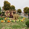 Die Herbstdekoration ziert nunmehr den Kreisverkehr in Geisingen. Thomas Braun hat hier mit seinem Team auch eine alte Dreschmaschine ...