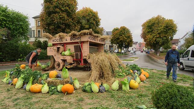 Die Herbstdekoration ziert nunmehr den Kreisverkehr in Geisingen. Thomas Braun hat hier mit seinem Team auch eine alte Dreschmaschine ...