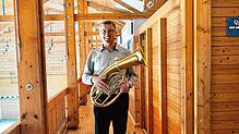 Einsam bewegt sich der Vorsitzende des Musikvereins Hausen an der Aach, Alexander Kopp, in der Eichenhalle auf den Probenraum zu. Wegen ...