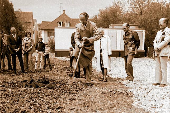 10. Mai 1975: Bürgermeister Bernhard Everke vollzieht den ersten Spatenstich für den Neubau des Altenheims St. Michael. Mit dabei sind ...
